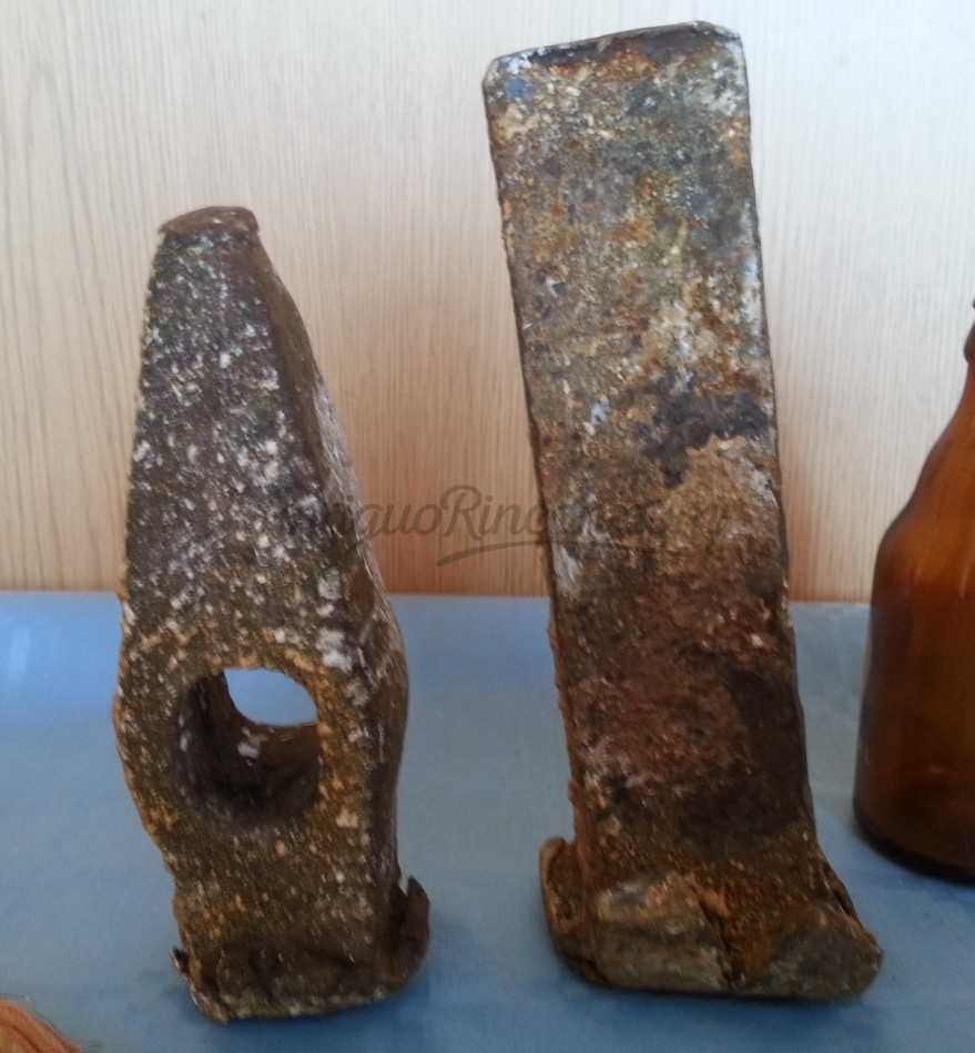 Cuña y maza antiguas para partir leña. Conjunto fuerte y rústico. Cuña y maza antiguas para partir leña. Conjunto fuerte y rústico.