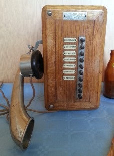 Teléfono antiguo de pared. Años 30. Madera y latón. Intercomunicador.