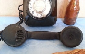 Teléfono de pared en baquelita. Origen español. Años 50-60