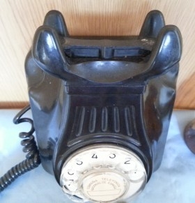 Teléfono de pared en baquelita. Origen español. Años 50-60