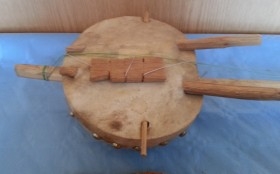 Instrumento musical africano. Cuerda. Viejo instrumento.