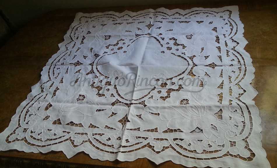 Mantel. Blanco. Pequeño. 82 cm por lado.