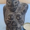 Figura en Terracota gris. Representa la maternidad.