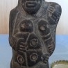 Figura en Terracota gris. Representa la maternidad.