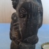 Figura en Terracota gris. Representa la maternidad.