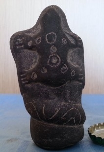 Figura en Terracota gris. Representa la maternidad.