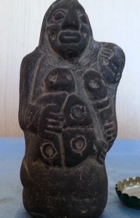 Figura en Terracota gris. Representa la maternidad.