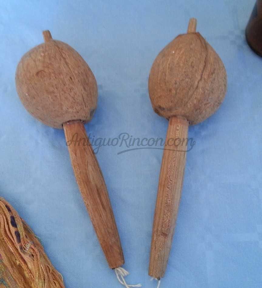 Instrumento musical. Maracas de coco. Pareja