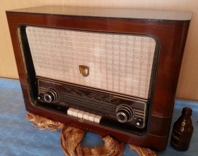 Radio de válvulas antigua. Marca PHILIPS. Precioso objeto principios años 60