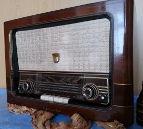 Radio de válvulas antigua. Marca PHILIPS. Precioso objeto principios años 60