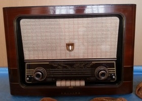 Radio de válvulas antigua. Marca PHILIPS. Precioso objeto principios años 60