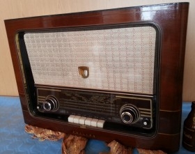 Radio de válvulas antigua. Marca PHILIPS. Precioso objeto principios años 60