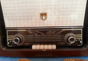 Radio de válvulas antigua. Marca PHILIPS. Precioso objeto principios años 60