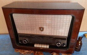 Radio de válvulas antigua. Marca PHILIPS. Precioso objeto principios años 60