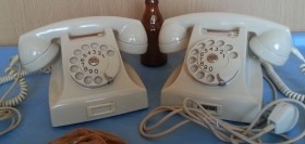 Teléfonos años 50-60. Pareja. Origen belga. Baquelita blanca. Fuertes y pesados.