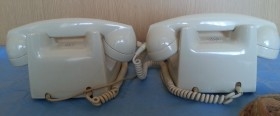 Teléfonos años 50-60. Pareja. Origen belga. Baquelita blanca. Fuertes y pesados.