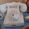 Teléfono años 50-60. Con auricular supletorio. Origen belga. Baquelita blanca.