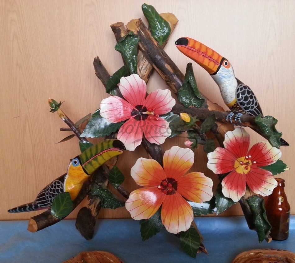 Tucanes en madera pintados a mano en soporte floral. Origen panameño.