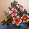 Tucanes en madera pintados a mano en soporte floral. Origen panameño.