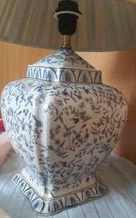 Lámpara de mesa en porcelana. Maravillosa. Años 70