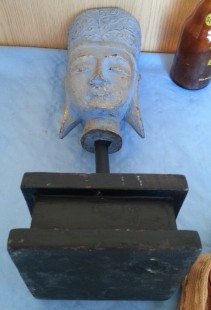 Figura Hindú en madera de busto sobre peana.