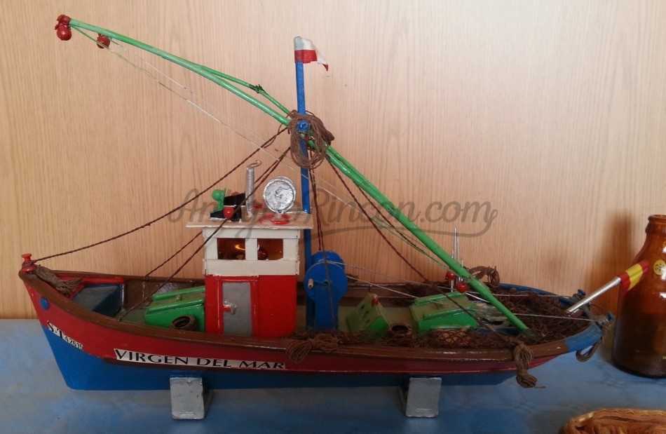 Barco pesquero. Maqueta en madera. Artesanal. Años 70