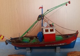 Barco pesquero. Maqueta en madera. Artesanal. Años 70