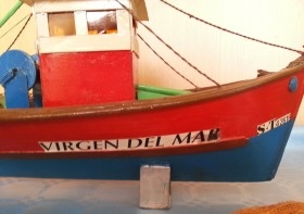 Barco pesquero. Maqueta en madera. Artesanal. Años 70