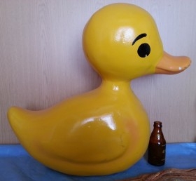 Patito de gran tamaño. 52 cm altura. Fabricado en fibra de vidrio. Estado regular.