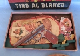 Juguete antiguo de WALT DISNEY. TIRO AL BLANCO. Maravilloso.