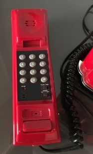 Teléfono con forma de surtidor antiguo. Réplica de los años 90