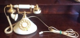Teléfono estilo vintage. Años 90. Francés. Curioso.