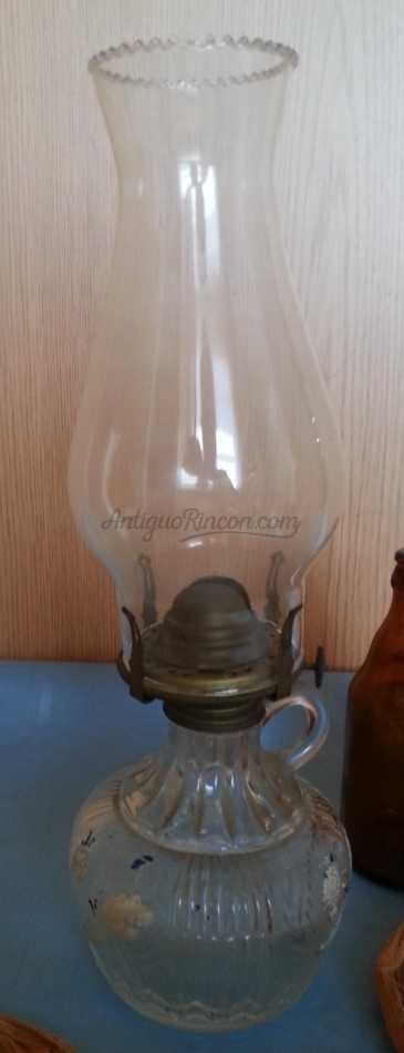Quinqué en vidrio. Años 70. Preciosa lámpara todavía útil.
