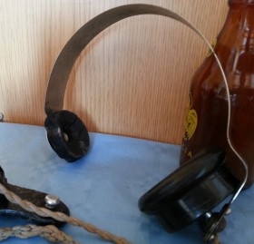 Micrófono antiguo de centralita. Años 20. En baquelita y metal. Con auriculares.