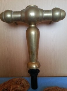 Columna cervecera en bronce. Años 50-70. Todavía útil.