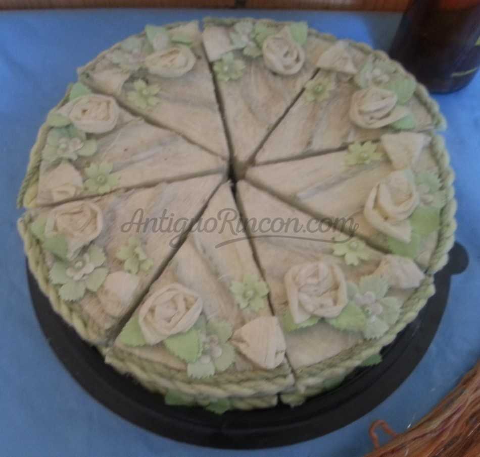 Tarta de cartón en bandeja con cajitas de regalo.