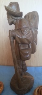 Escultura de Peregrino en madera tallada. Artesanía