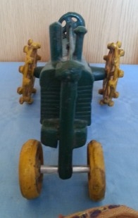 Tractor de juguete en pesado hierro. Años 50