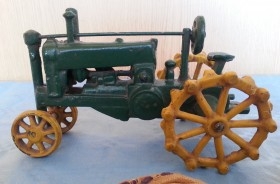Tractor de juguete en pesado hierro. Años 50