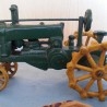 Tractor de juguete en pesado hierro. Años 50