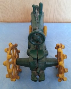 Tractor de juguete en pesado hierro. Años 50