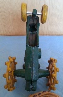 Tractor de juguete en pesado hierro. Años 50