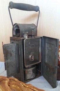 Linterna antigua. Año 1952. Tipo lámpara ferroviaria. Emblemática.