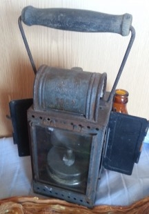 Linterna antigua. Año 1952. Tipo lámpara ferroviaria. Emblemática.