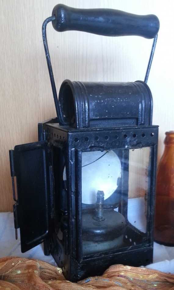Linterna antigua. Años 40. Tipo lámpara ferroviaria. Emblemática. Linterna antigua. Años 40. Tipo lámpara ferroviaria. Emblemática.