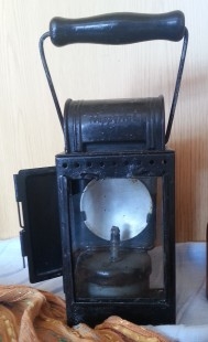 Linterna antigua. Años 40. Tipo lámpara ferroviaria. Emblemática.