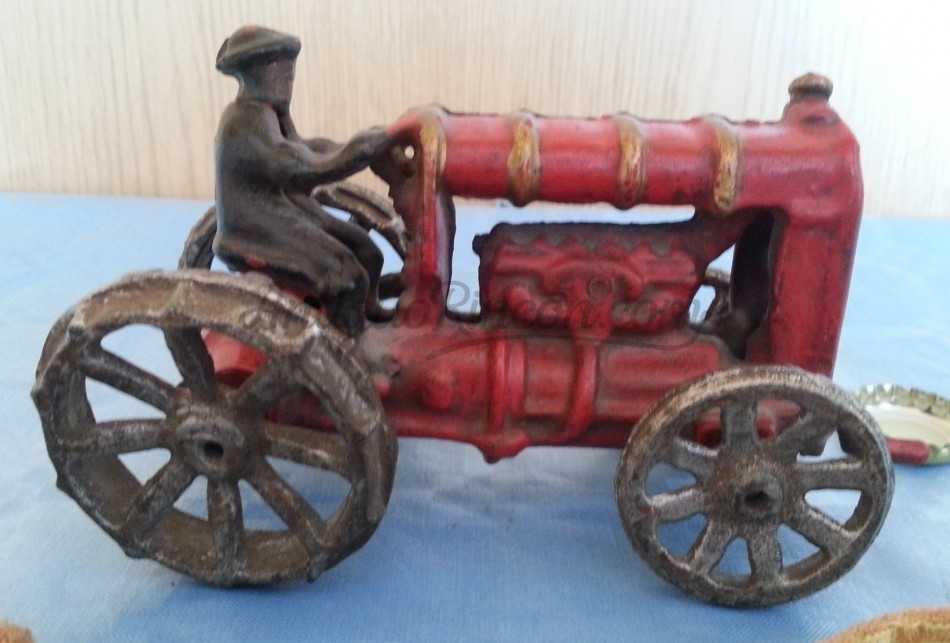 Tractor de juguete en pesado hierro. Años 50