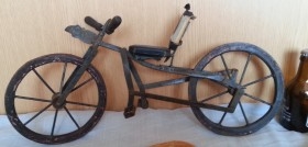Bicicleta. Juguete antiguo fabricado artesanalmente