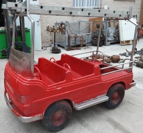 Carricoche de feria. Años 60. Coche de bomberos. Tiovivo. Carrusel. Emblemático objeto.