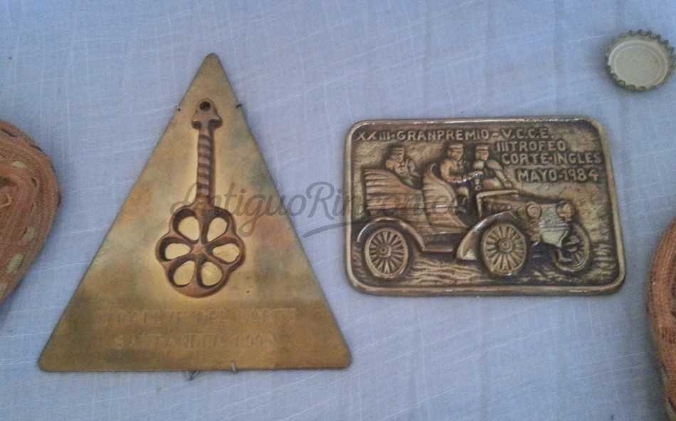 Placas automovilísticas de grandes premios. En bronce